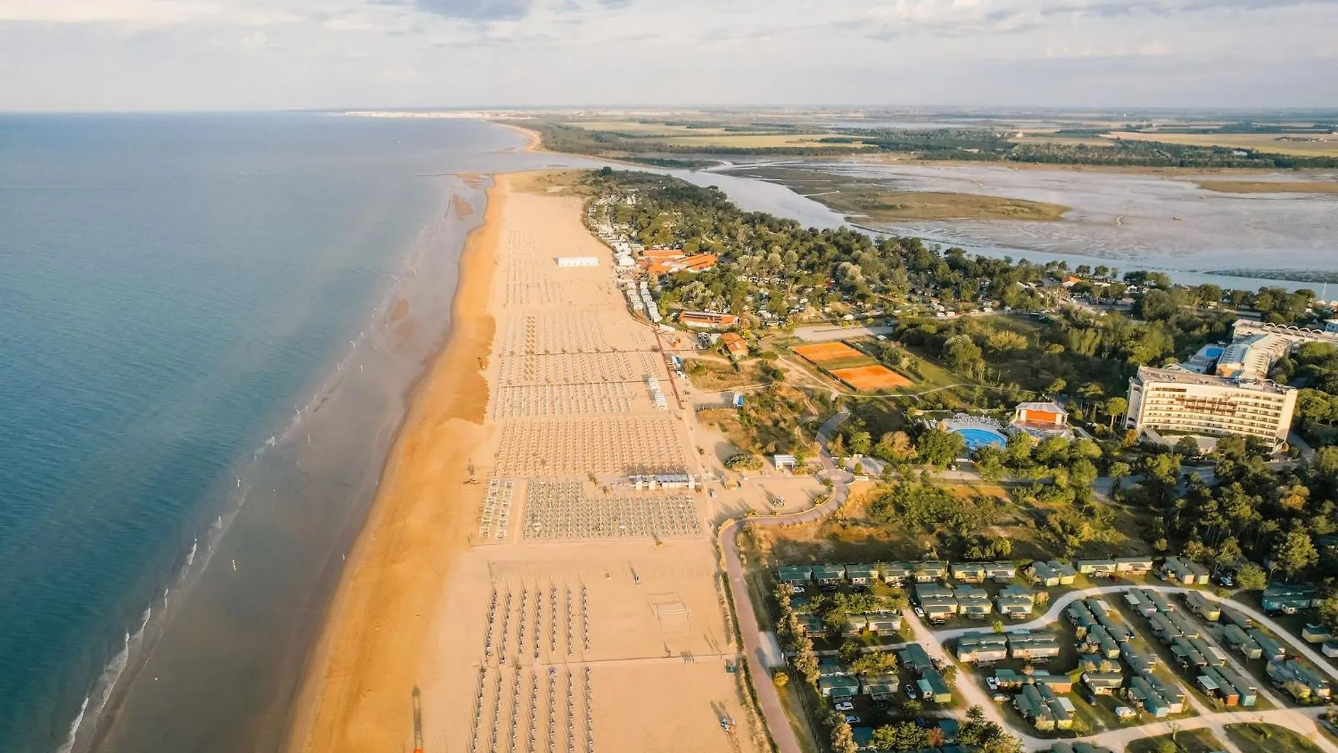 White Apartment With Terrace - Beahost Bibione Italien